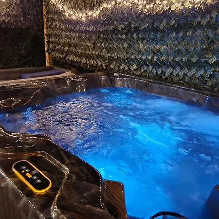 Villa King Beds Hot Tub Arcade Gas Grill Firepit Winston